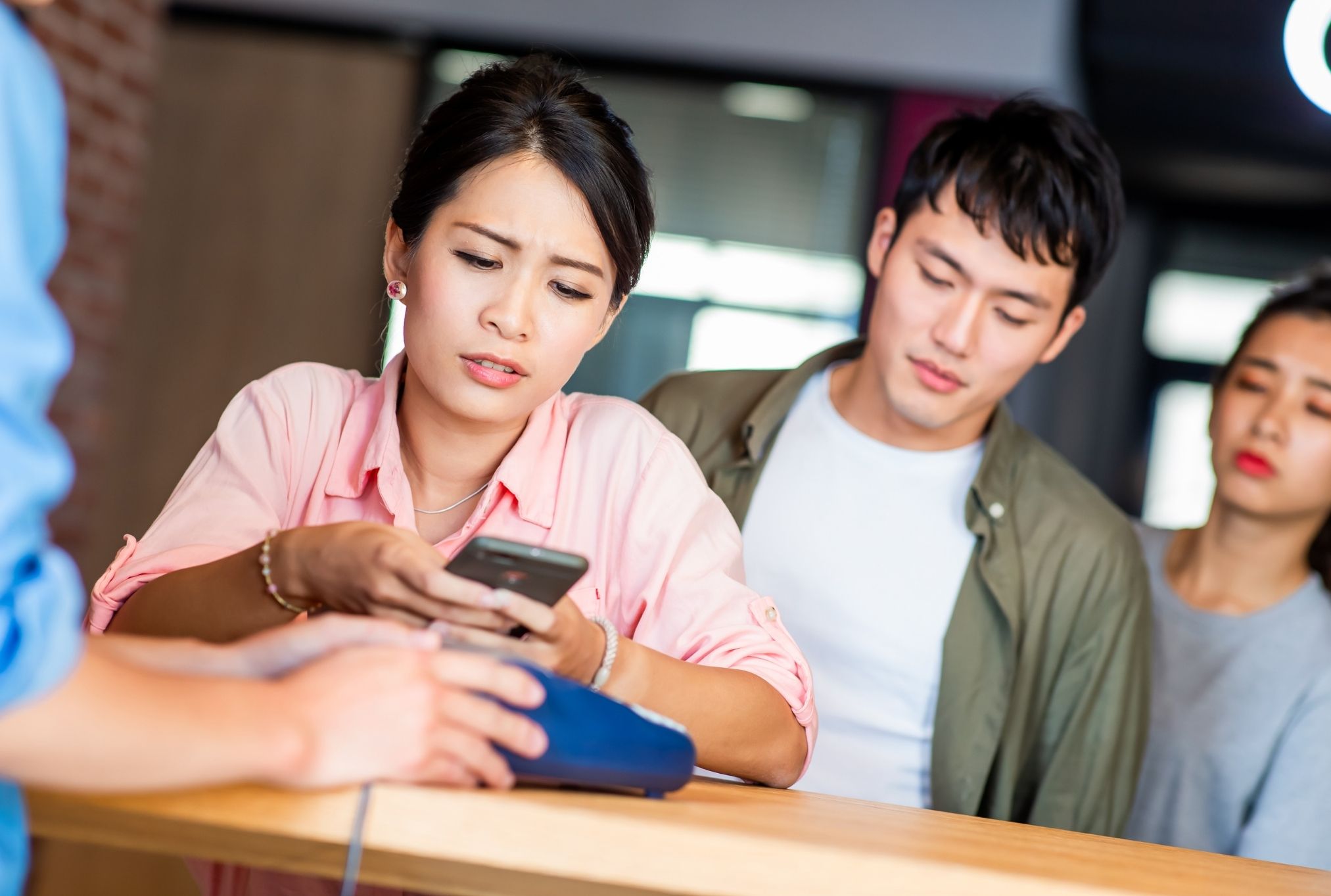 Gambar pelanggan yang komplain karena mengalami kesalahan dalam transaksi dari human error